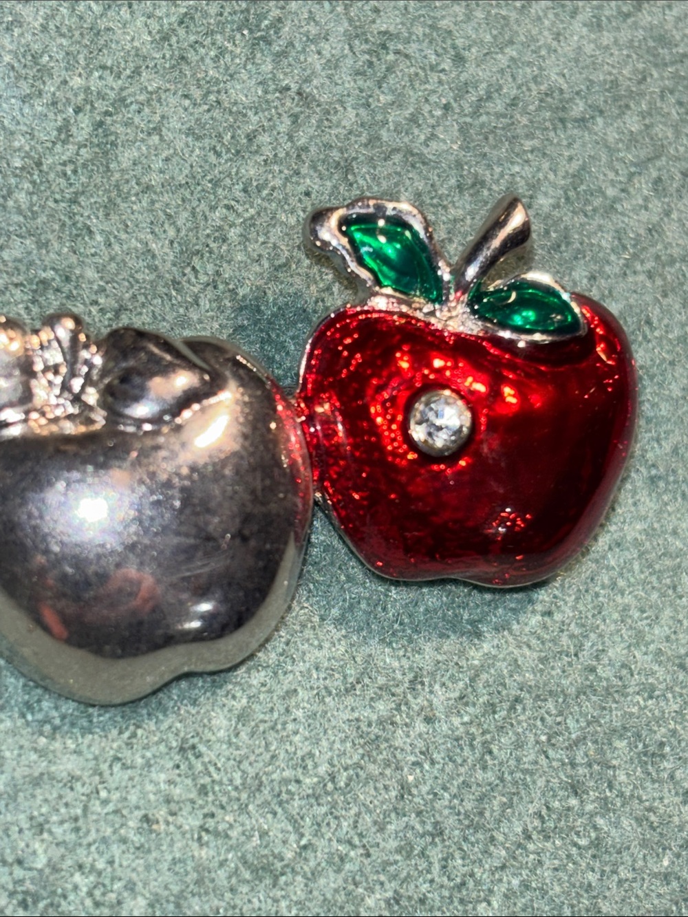 Apple brooch - Picture 4 of 6